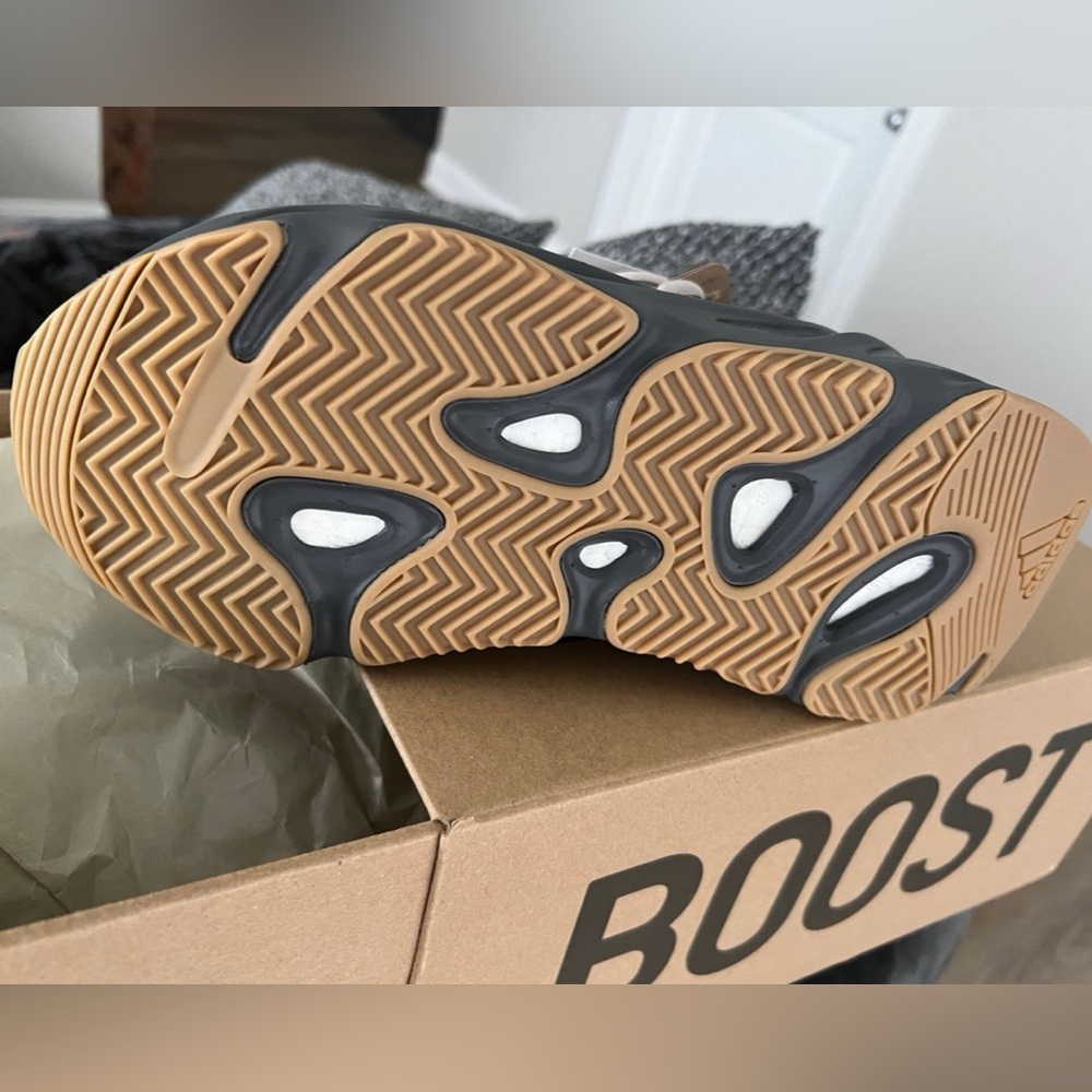 Yeezy Adidas Boost 700 V2 - Picture 2 of 3